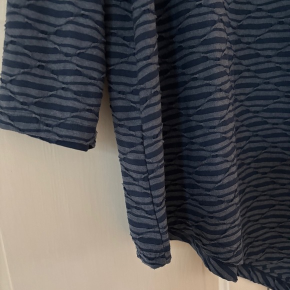 Chico’s Size 3 Spring Waves Textured Asymmetrical Hem Blue Tunic‎ Chicos Size XL - Picture 3 of 11